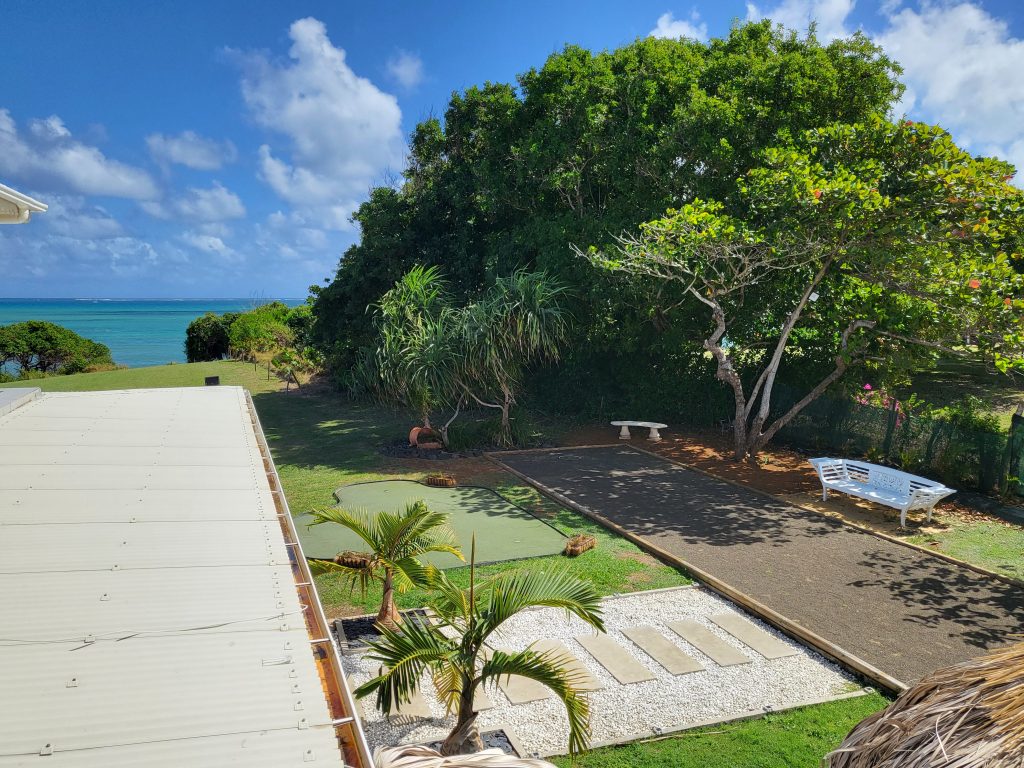 Allée du domaine en bord de mer