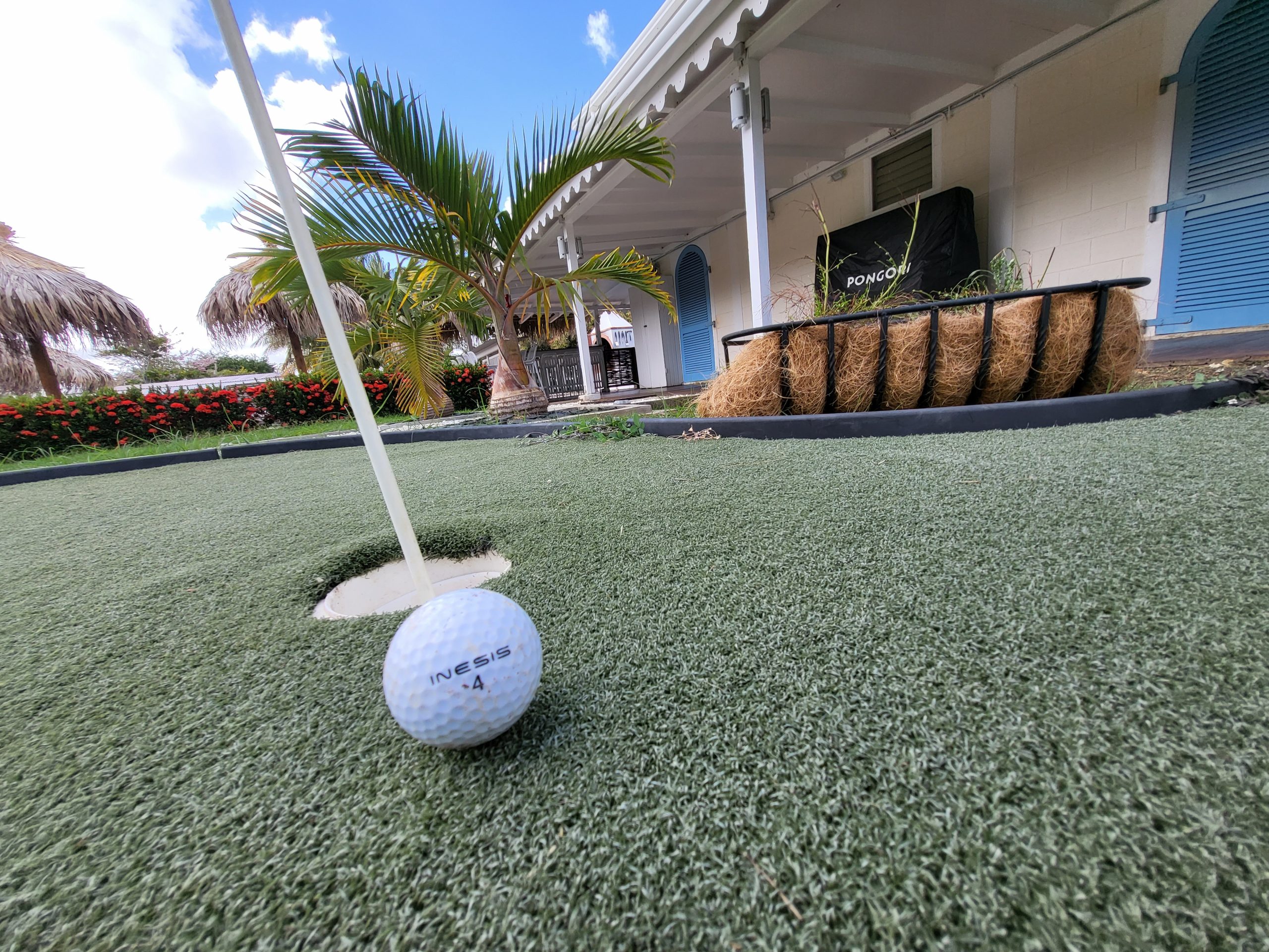 Balle de golf posée sur un tapis de practice
