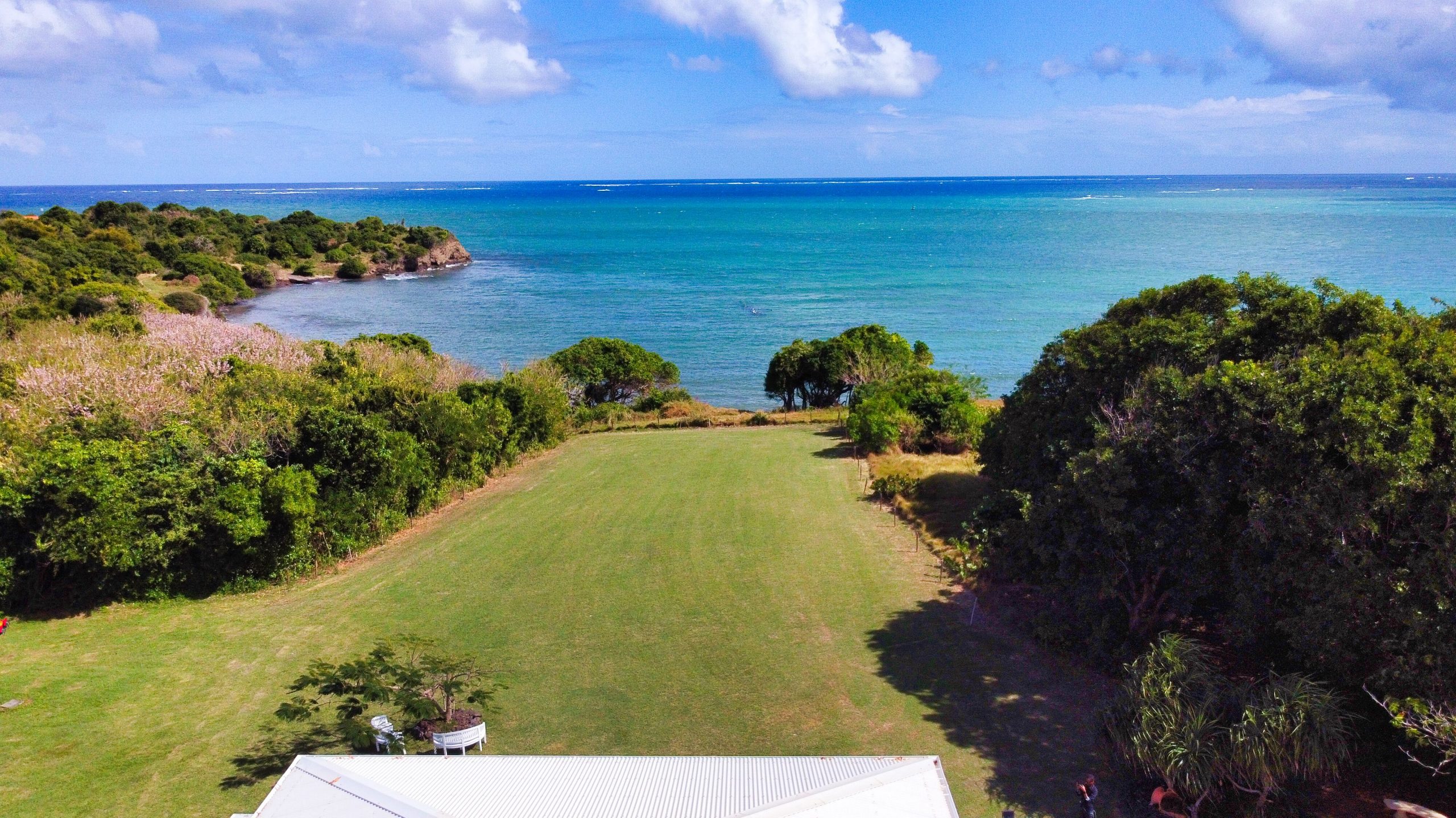 Vue sur la mer depuis le jardin du domaine