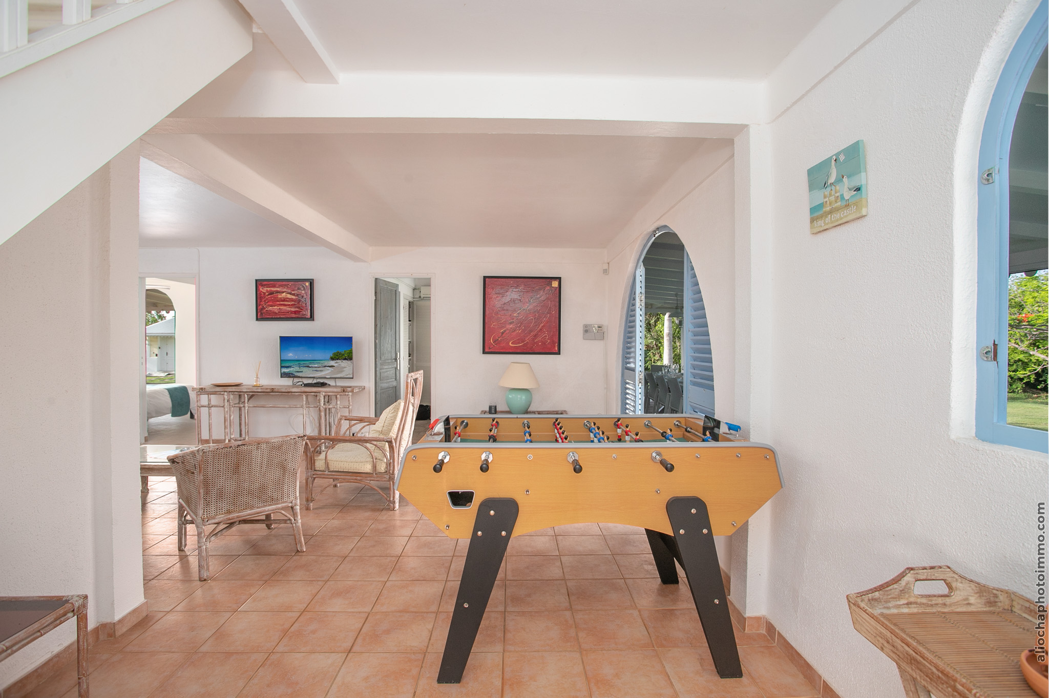 Salle de jeux avec baby-foot dans la villa
